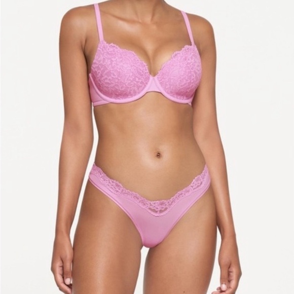 New with tags. SKIMS Pink Lace T-Shirt Bra - 34 C - Picture 4 of 5